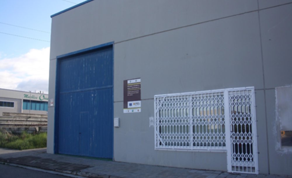 Fachada de la nave de Viveros Adecuara